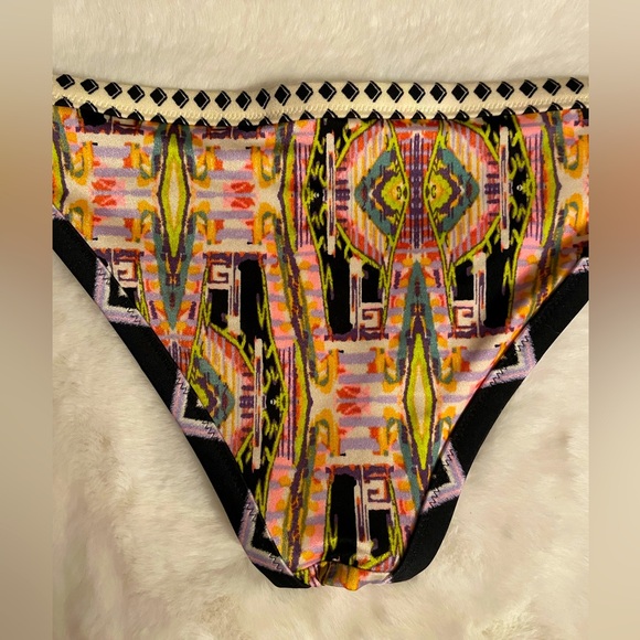 Victoria’s Secret Bikini Cheeky Swimsuit Bottoms. Medium. Beautiful Aztec print! - Picture 3 of 4